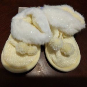 DAN DEE GIRL YELLOW POM POM SLIPPERS... NWT